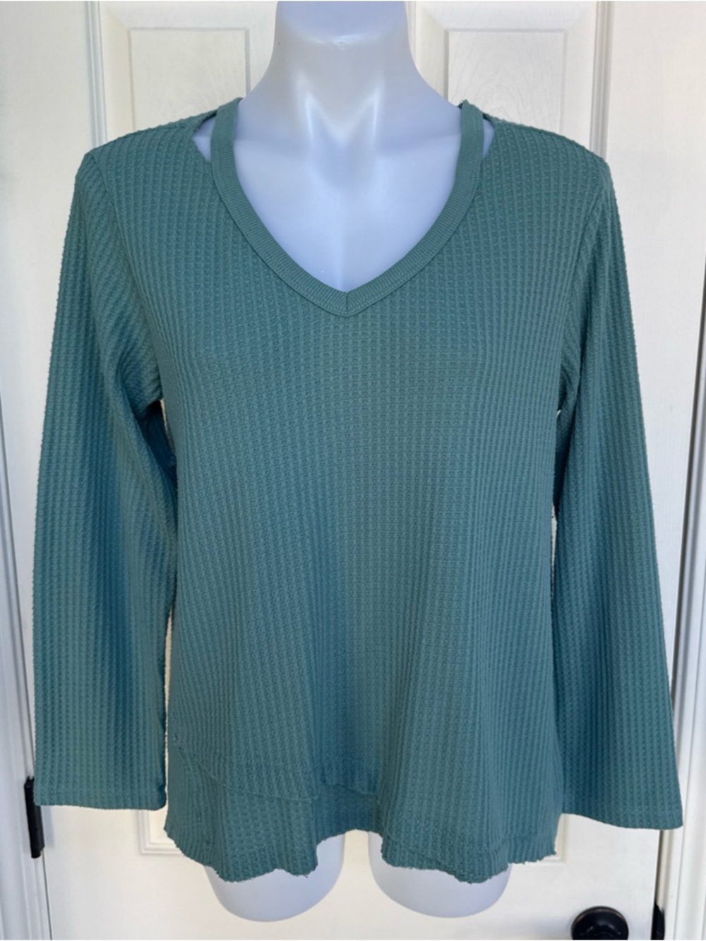 DEMOCRACY WAffle Knit Thermal L/S sexy slit Vneck Assymetrical Boho HiLo Shirt M